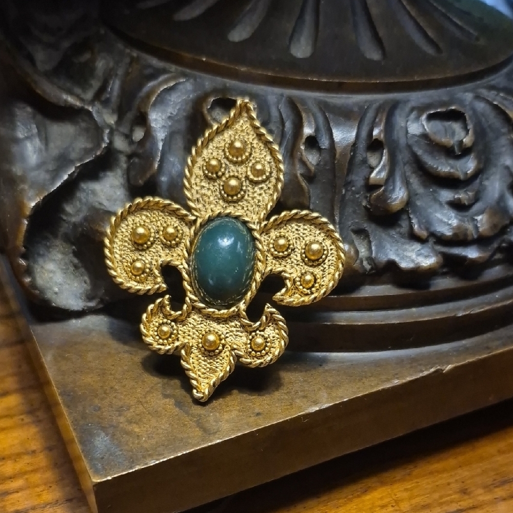 Leslie Block Vintage Matte Gold-tone Green Lucite  Fleur-de-Lis Brooch